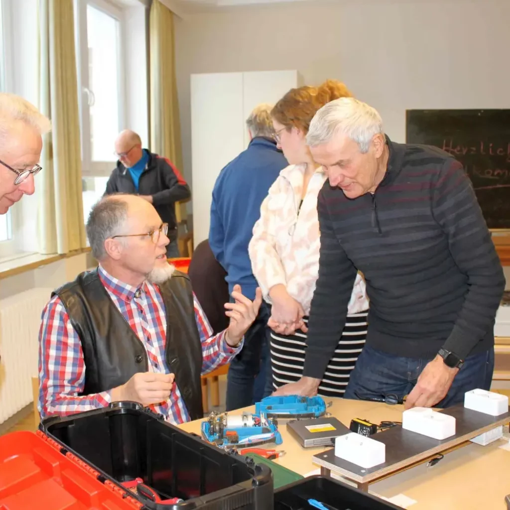 Fachsimpeln beim Repaircafé. Hier wird alten Dingen wieder Leben eingehaucht.